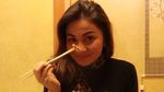 Pesona Ariel Tatum Saat Minum Kopi hingga Bikin Kue