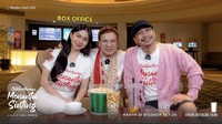 Sebelumnya Ariel Tatum sempat beradu akting dengan Raditya Dika. Saat promosi film ‘Catatan Harian Menantu Sinting’, artis ini datang ke bioskop sambil menikmati kopi hingga popcorn. Foto: Instagram @arieltatum