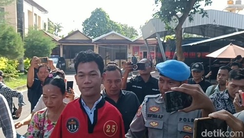 Momen saat IWAS, pria difabel tersangka pelecehan seksual terhadap mahasiswi di Mataram, NTB, hendak dibawa ke Kejari Mataram, Kamis (9/1/2025). (Foto: Edi Suryansyah/detikBali)
