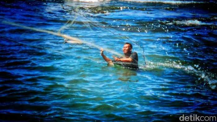 Mulyadi (51) penjala ikan di Teluk Palabuhanratu