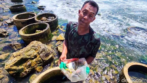 Mulyadi (51) penjala ikan di Teluk Palabuhanratu