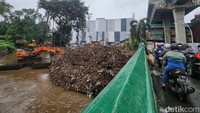 Tampak sampah dan lumpur dikeruk.  