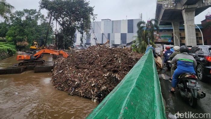 Sungai Pesanggrahan di Jakarta Selatan, tengah dinormalisasi. Hal ini untuk mencegah banjir saat musim hujan ini.