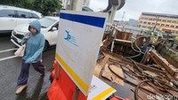 Proyek normalisasi ini memakan bahu jalan.  