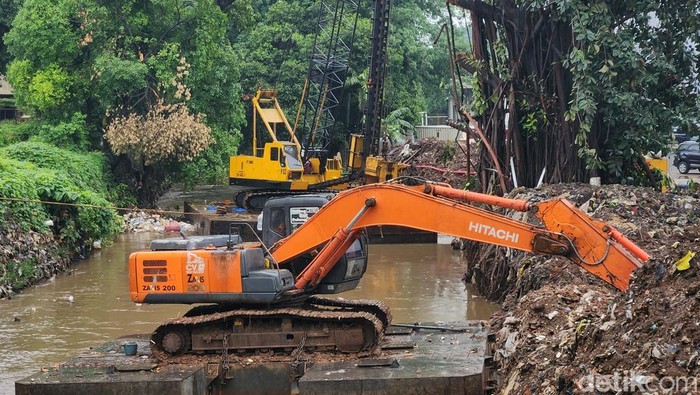 Sungai Pesanggrahan di Jakarta Selatan, tengah dinormalisasi. Hal ini untuk mencegah banjir saat musim hujan ini.