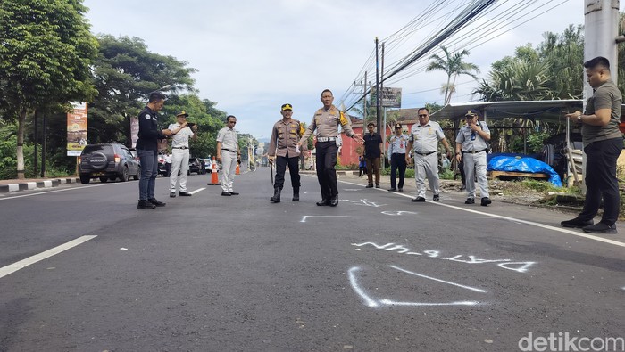 Olah TKP Laka Mau Bus Tewaskan 4 Orang, Akses Jalan Utama Kota Batu Ditutup