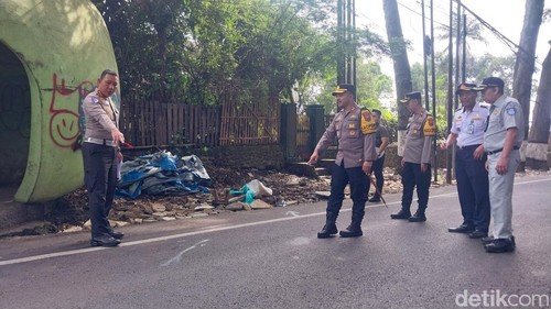 Olah TKP Laka Mau Bus Tewaskan 4 Orang, Akses Jalan Utama Kota Batu Ditutup
