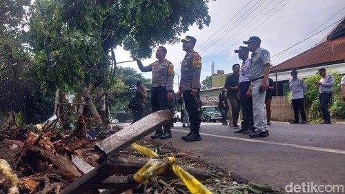 Olah TKP Laka Mau Bus Tewaskan 4 Orang, Akses Jalan Utama Kota Batu Ditutup