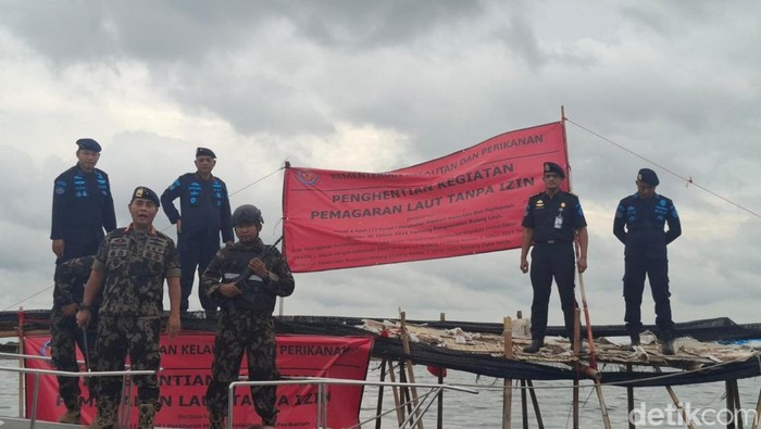 Pagar misterius 30,16 km di Laut Tangerang