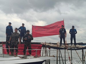 KKP Segel Pagar Misterius 30,16 Km di Laut Tangerang!