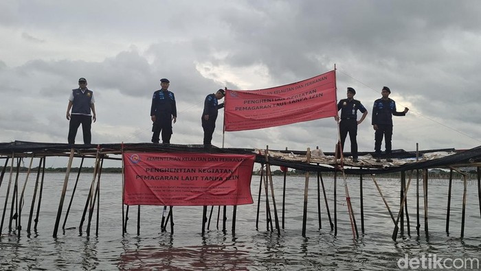 Pagar misterius 30,16 km di Laut Tangerang