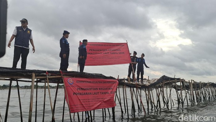 Pagar misterius 30,16 km di Laut Tangerang Pagar misterius 30,16 km di Laut Tangerang