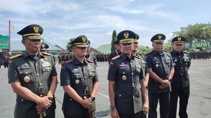 Pangdam IX/Udayana, Mayjen Muhammad Zamroni, saat memberikan statemen  pada sela-sela upacara penutupan Pendidikan Pertama Bintara TNI AD TA 2024 di Rindam IX/Udayana, Tabanan, Bali, Kamis (9/1/2025). (Firizqi Irwan/detikBali)