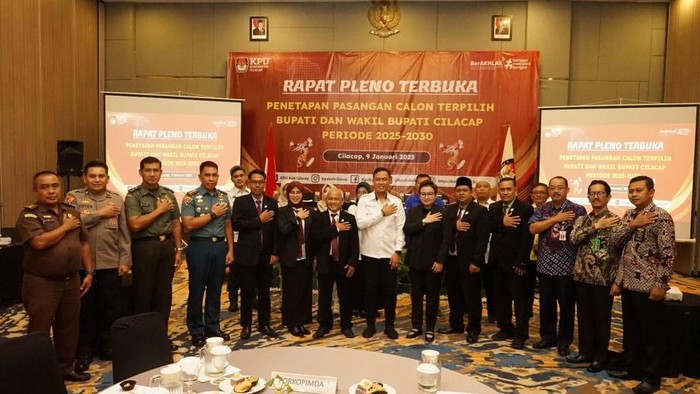 Pasangan calon Syamsul Auliya dan Ammy Amalia ditetapkan sebagai Bupati dan Wabup terpilih periode 2025-2030, dalam rapat pleno KPU di Hotel Aston Inn Cilacap, Kamis (9/1/2025).