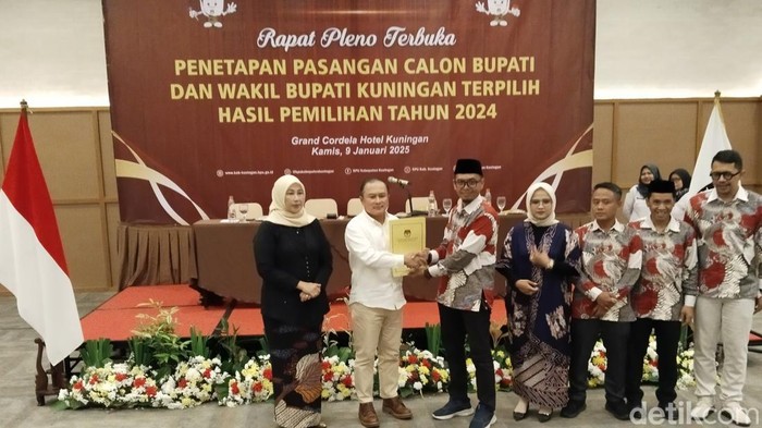 Pasangan Dian-Tuti Disahkan Jadi Bupati dan Wakil Bupati Kuningan