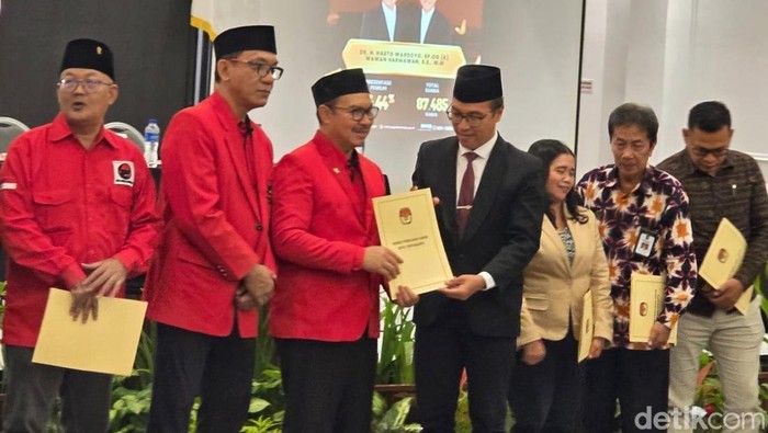 Pasangan Hasto-Wawan menerima SK Penetapan Hasil Pemilihan Wali Kota dan Wakil Wali Kota Jogja tahun 2024 yang digelar KPU Kota Jogja, hari ini (9/1/2025).