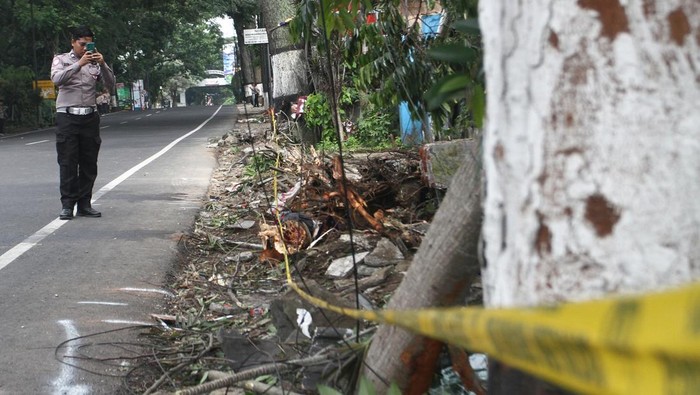 Pasca kecelakaan beruntun di Batu Polisi melihat bangkai kendaraan roda dua yang ringsek usai terlibat kecelakaan beruntun di Kota Batu, Jawa Timur, Kamis (9/1/2025). Kecelakaan beruntun yang terjadi pada Rabu (8/1) malam tersebut melibatkan satu unit bus pariwisata, enam unit mobil dan sepuluh sepeda motor serta mengakibatkan empat orag meninggal dunia sementara puluhan orang luka-luka. ANTARA FOTO/Ari Bowo Sucipto/foc.