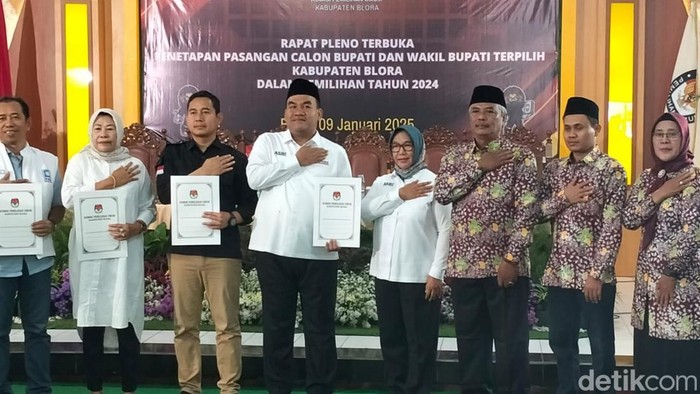 Paslon Bupati Blora terpilih saat menerima salinan dokumen penetapan paslon bupati dan wakil bupati Blora di Gedung PKPRI Blora, Kamis (9/1/2025).