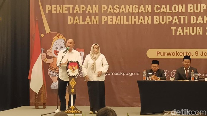 Paslon Sadewo-Lintarti memberikan sambutan usai ditetapkan sebagai pemenang pilkada oleh KPU Banyumas di Hotel Aston Purwokerto, Kamis (9/1/2025).