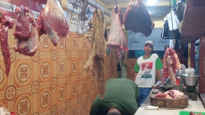 Pedagang daging sapi di Lamongn mengaku harga masih normal meski wabah PMK merebak