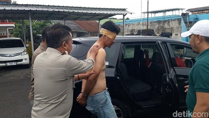 Pelaku perampokan berpistol di Tasikmalaya saat digelandang polisi.