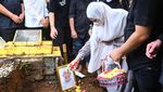 Momen Jenazah Nurul Qomar Dimakamkan