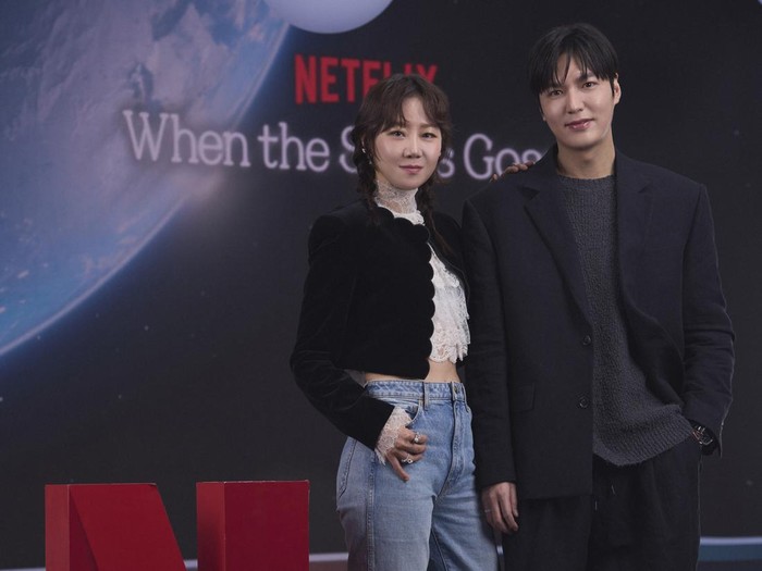 Penampilan Lee Min Ho dan Gong Hyo Jin menghadiri konferensi pers drama Korea When the Stars Gossip