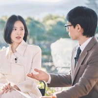 Song Hye Kyo berhasil memenangkan juara pertama dari kontes modeling dan memenangkan hadiah sebesar 3 juta won (sekitar Rp 33 juta). Uang tersebut dia gunakan untuk membiayai pengobatan ibunya. Foto: dok. tvN