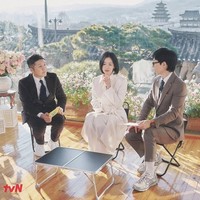 Setelah aktif selama 29 tahun, Song Hye Kyo mengungkap bahwa dia sudah terbiasa melihat komentar negatif tentang dirinya. Hanya saja komentar yang menyinggung keluarganya akan membuat hatinya hancur. Foto: dok. tvN