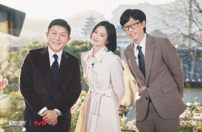 Song Hye Kyo mencuri atensi dengan penampilannya sebagai bintang tamu You Quiz on the Block pada Rabu (8/1/2025). Ini adalah penampilan pertamanya sebagai bintang tamu variety show setelah 23 tahun. Foto: dok. tvN