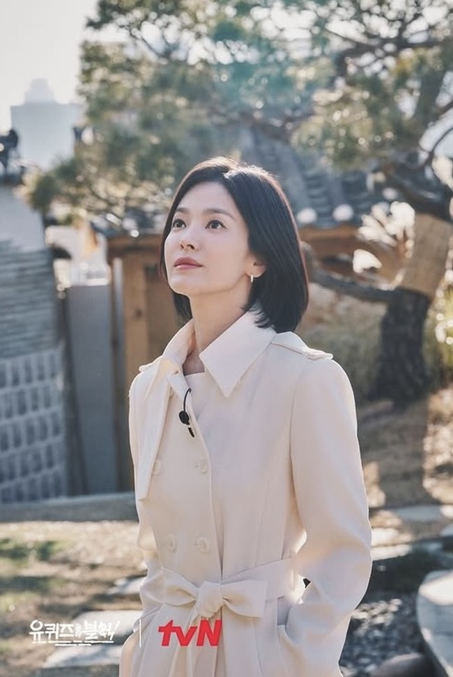 Aktris 43 tahun itu tampil anggun memakai coat berwarna krem. Dia menceritakan pengalamannya ikut kontes modeling seragam sekolah di usia 17 tahun. Foto: dok. tvN