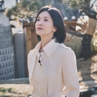 Aktris 43 tahun itu tampil anggun memakai coat berwarna krem. Dia menceritakan pengalamannya ikut kontes modeling seragam sekolah di usia 17 tahun. Foto: dok. tvN