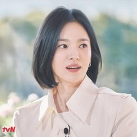 Kontes modeling yang diikuti Song Hye Kyo saat SMA juga membuka peluangnya untuk terjun ke industri hiburan Korea. Dia memulai debut akting lewat sitkom ‘Soonpoong Clinic’ di tahun berikutnya. Foto: dok. tvN