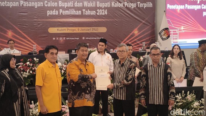 Calon bupati terpilih (kiri) Agung Setyawan saat menghadiri rapat pleno terbuka penetapan pasangan calon bupati dan wakil bupati pada pemilihan tahun 2024 di Temon, Kulon Progo, Kamis (9/1/2025).