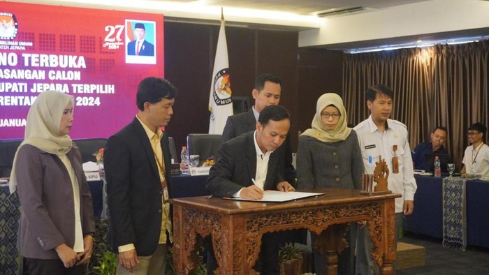 KPU Jepara menetapkan pasangan Witiarso Utomo dan M. Ibnu Hajar sebagai Bupati dan Wakil Bupati Jepara, Kamis (9/1/2025).