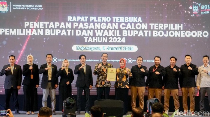 Rapat pleno KPU Bojonegoro menetapkan paslon Wahono-Nurul menang pilkada 2024