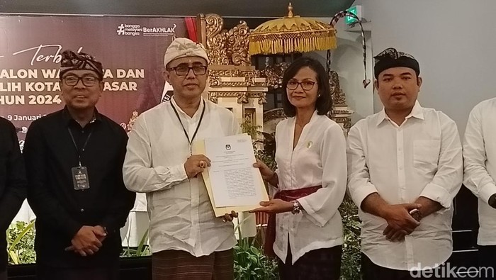 Penyerahan berita acara dan SK kepada pasangan calon terpilih di Sanur, Denpasar, Bali, Kamis (9/1/2025).