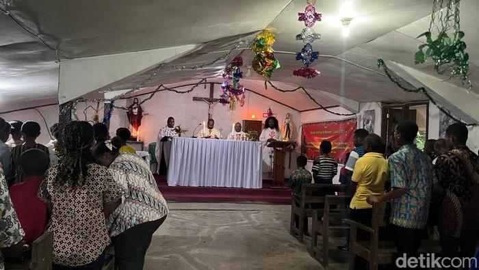 Pengungsi Maybrat saat menggelar ibadah Natal bersama di Sorong.
