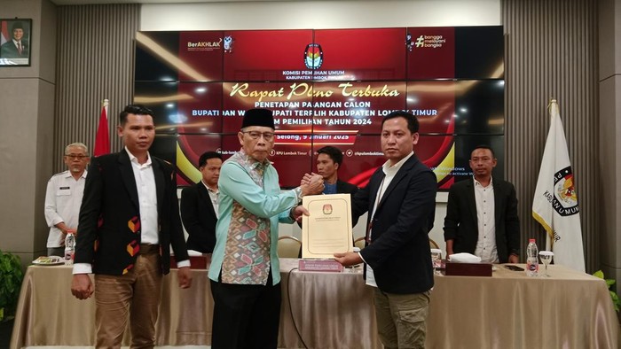Penyerahan SK KPU Lombok Timur kepada Bupati Wabup terpilih, Kamis (9/01/2025). (Sanusi Ardi W/detikBali)
