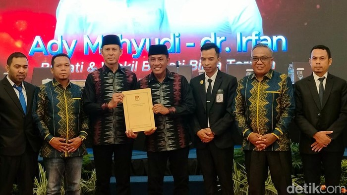 Penyerahan SK penetapan Bupati dan Wakil Bupati terpilih Bima 2025-2030, Ady-Irfan, oleh KPU Kabupaten Bima di Ballroom Hotel Marina In, Kamis (9/1/2025).