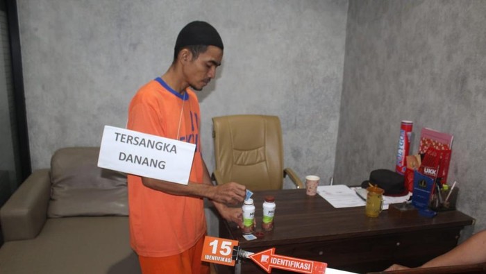 Danang, orang tua di Ngancar, Kediri yang mengajak istri dan anak-anaknya bunuh diri masal saat memperagakan mencampur racun dengan susu