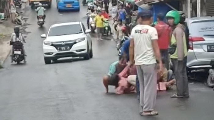 Perempuan jatuh saat berkendara motor lantaran tersangkut kabel menjuntai di Cibinong