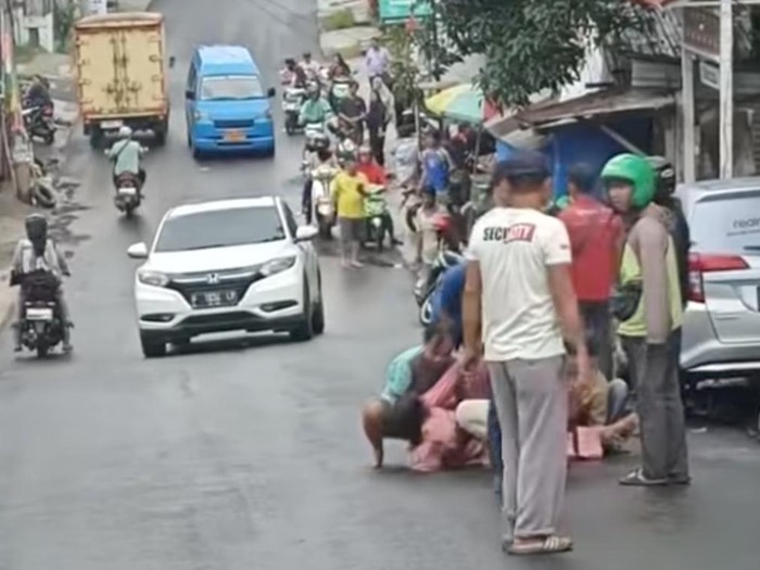 Perempuan jatuh saat berkendara motor lantaran tersangkut kabel menjuntai di Cibinong