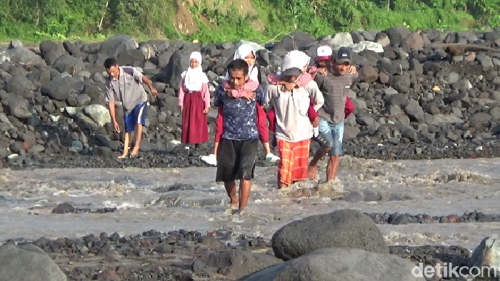 Perjuangan Orang Tua Gendong Anak Seberangi Lahar Semeru Demi Sekolah