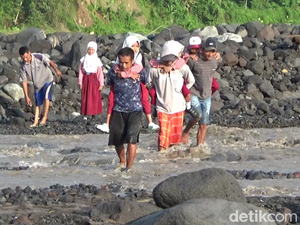 Perjuangan Orang Tua Gendong Anak Lintasi Lahar Semeru Demi ke Sekolah