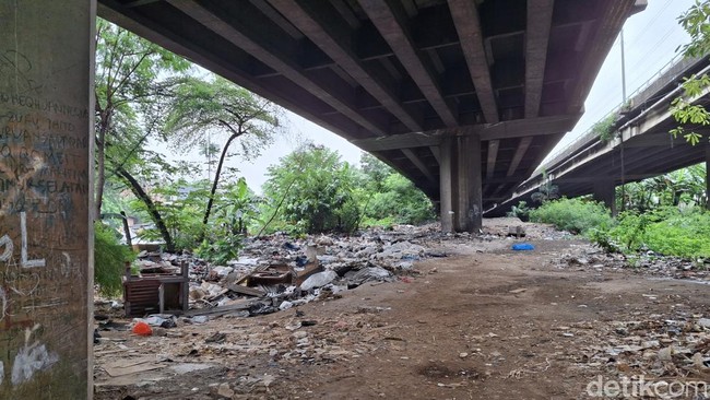 Kolong Tol Angke: Dulu Dijejali Warga, Kini Kosong Melompong