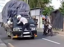 Viral Petugas Dishub Nempel di Depan Pikap, Sempat Terseret 400 Meter