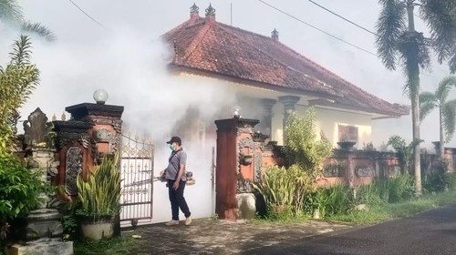 Petugas melakukan fogging di Kelurahan Dauh Waru, Kecamatan Jembrana, Jembrana, Kamis (9/1/2025) untuk meminimalisasi kasus DBD. (Dok. Pemkab Jembrana)