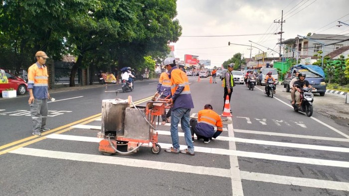 Pita kejut di Jalan Raya Kalitengah, Desa Karangjati, Kecamatan Pandaan, Kabupaten Pasuruan, ditinggikan.