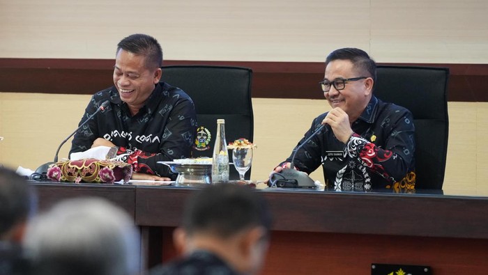 Pj Gubernur Sulsel Prof Fadjry Djufry didampingi Sekda Sulsel Jufri Rahman.